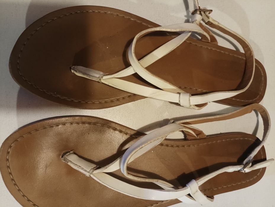 Sandálias rasas de pele em branco,de marca Pull&Bear, tamanho 36