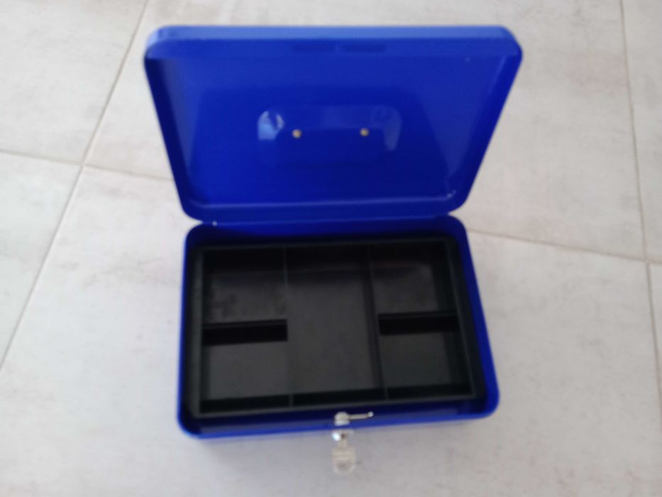 Caixa de metal azul