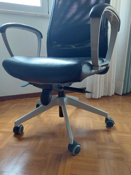 Cadeira de Escritório com braços e apoio de cabeça