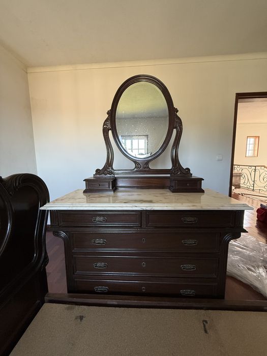 Cama com mesa de cabeceira e comoda para venda assim como o colchao