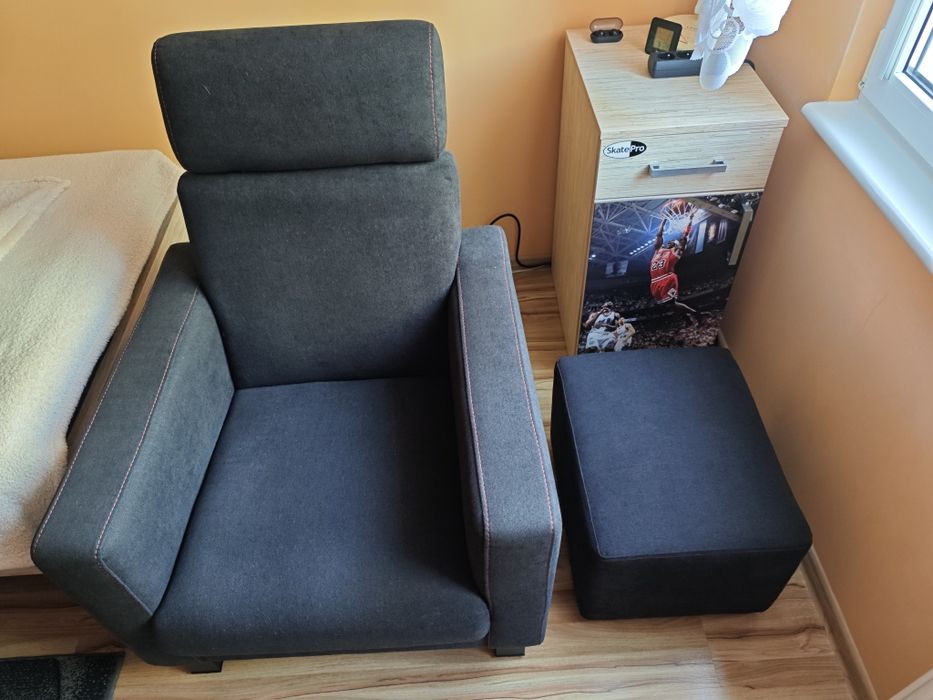 Fotel z regulowanym zagłówkiem + pufa