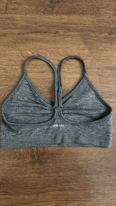 Сірий топ від Adidas