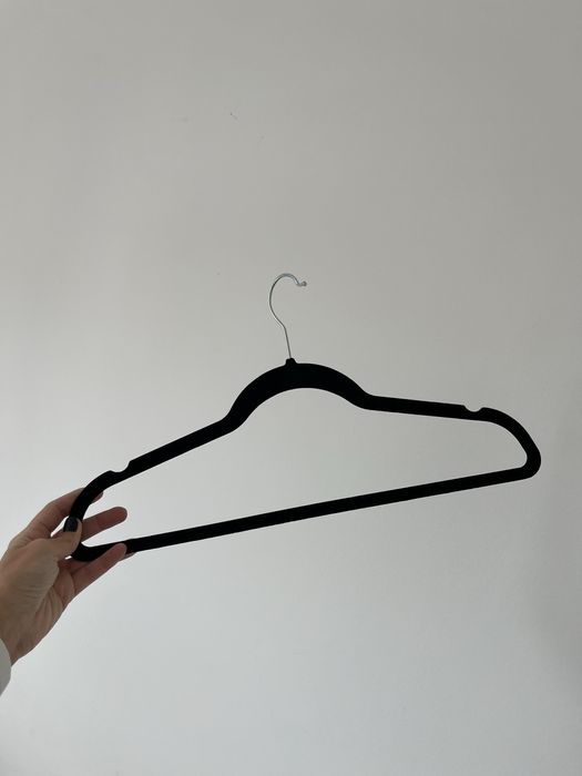 110 cabides de veludo pretos