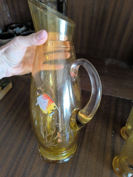 Conjunto incompleto de copos e jarra