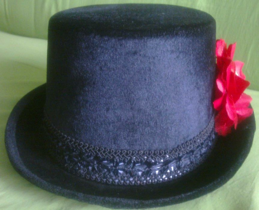 Stylowy kapelusz rockowy.