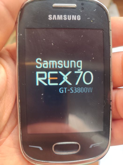 Este é um telemóvel Samsung Rex 70 (GT-S3800W)