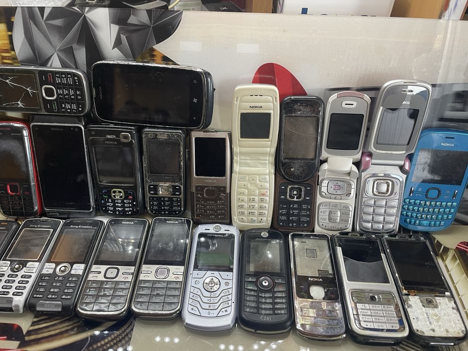 Кнопочні телефони на оновлення та запчастини