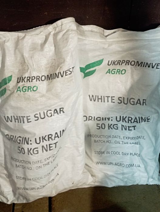 Мішки з під цукру.