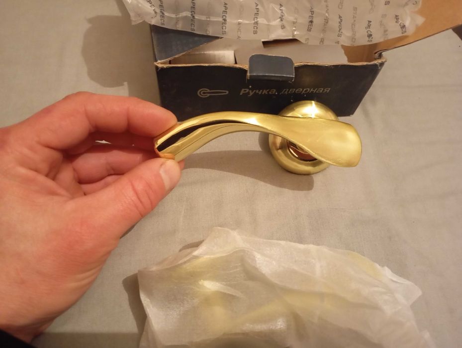 Продам дверную ручку
