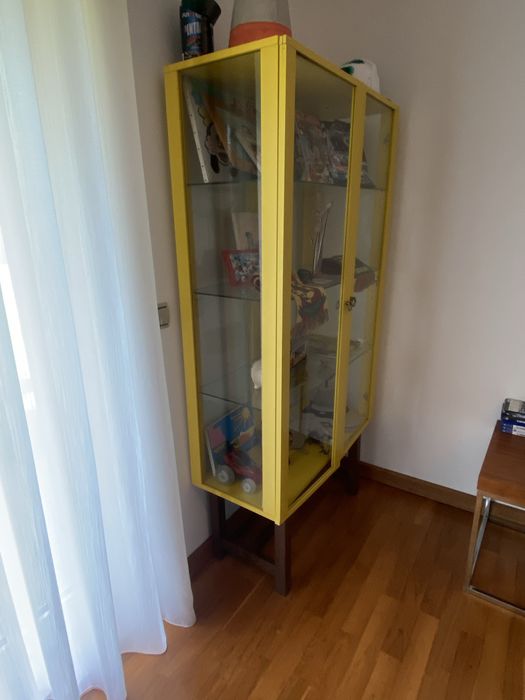 Vitrine/Estante em vidro Stockholm Ikea Amarela