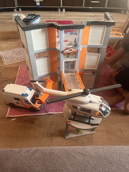 Playmobil szpital 3 piętra + karetka + helikopter