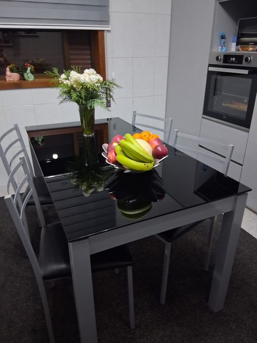 Mesa e 4 cadeiras