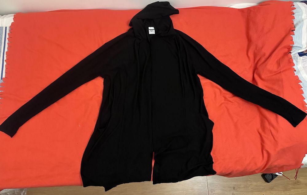 Czarny super cięki Kardigan z kapturem marki: Zara - solid black