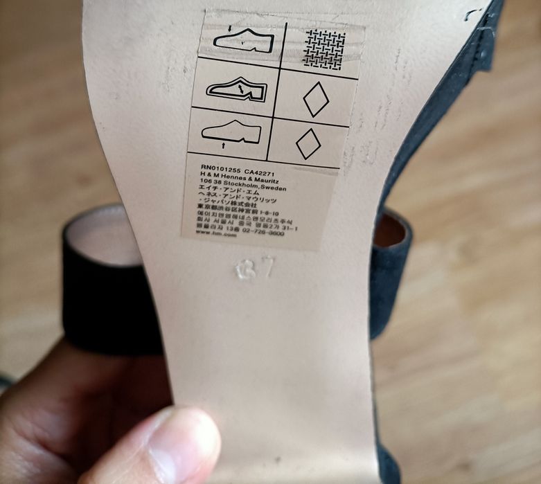 Sandálias pretas de salto alto.

Foram utilizadas uma vez em sessões