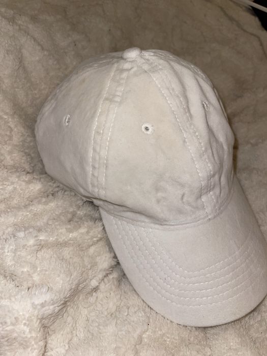 Biała czapka z daszkiem zamszowa