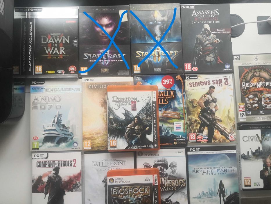 Pudełka po grach komputerowych z płytami ,instrukcjami itp.