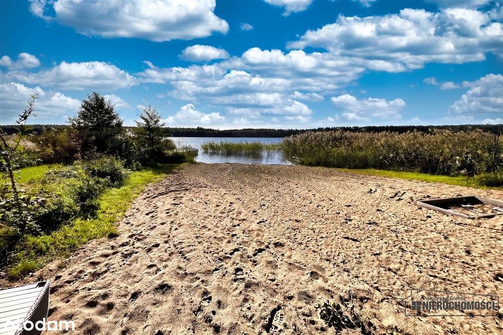 Dostęp do jeziora, plaża, teren i las. Dołgie.