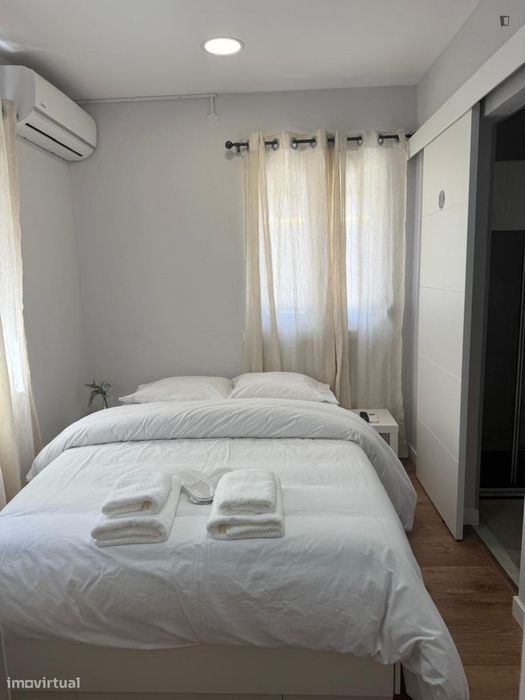 Quarto - localizado em Amadora Lisbon