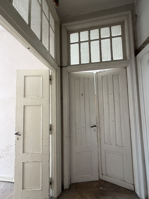 Drzwi stare drewniane kamienica retro dwuskrzydłowe