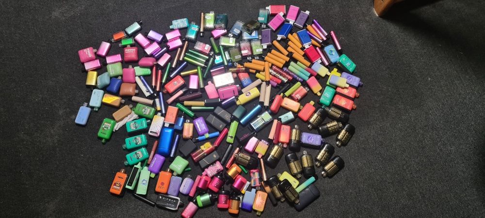 Радиодетали, платы, схемы, разъёмы, контакты.