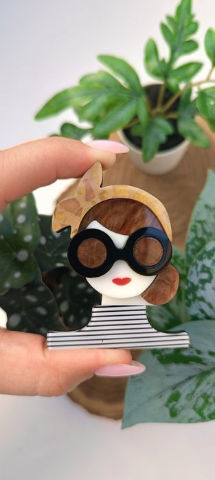 Nowa duża broszka Kobieta 3D na prezent plus gratis