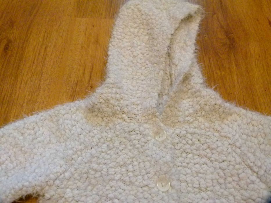 rozm 104 F&F sweter guziki kaptur kremowy włochaty