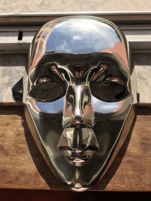 Máscaras douradas e prateadas em plástico (c/ elástico atrás)