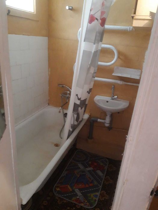 2к Проспект Миру , Виставка ,колонка, двостороння,не кутова, житловий стан,Балкон