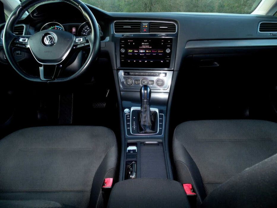 Volkswagen e-Golf      2020