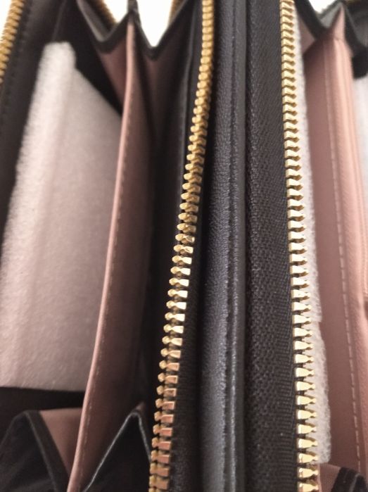 Carteira nova de cor preta