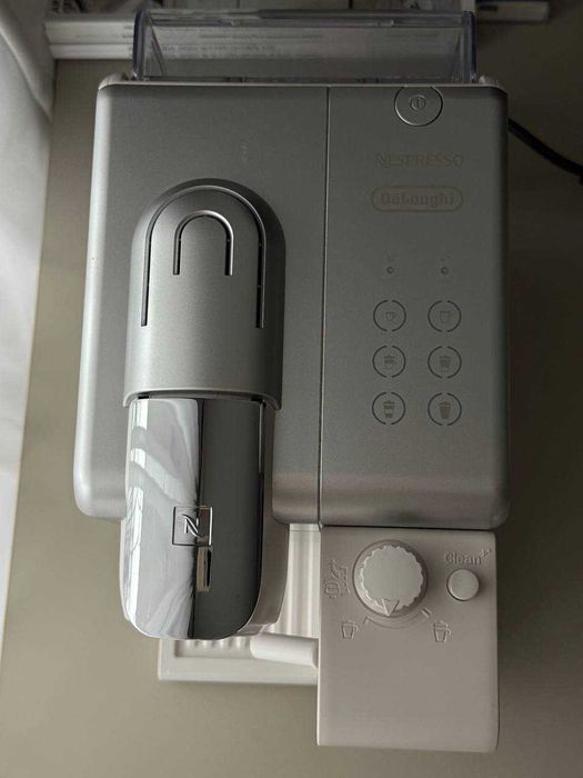 Ekspres DELONGHI Nespresso Lattissima Touch Srebrny