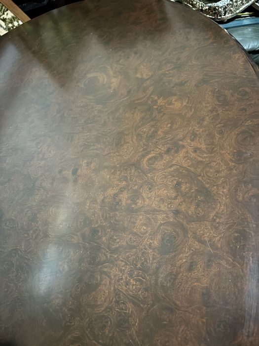 Mesa e cadeiras com cabedal