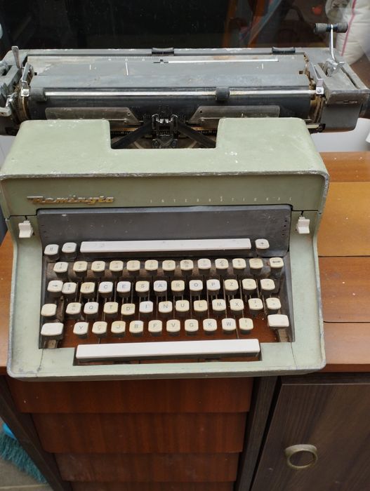 Máquina de escrever antiga como nova