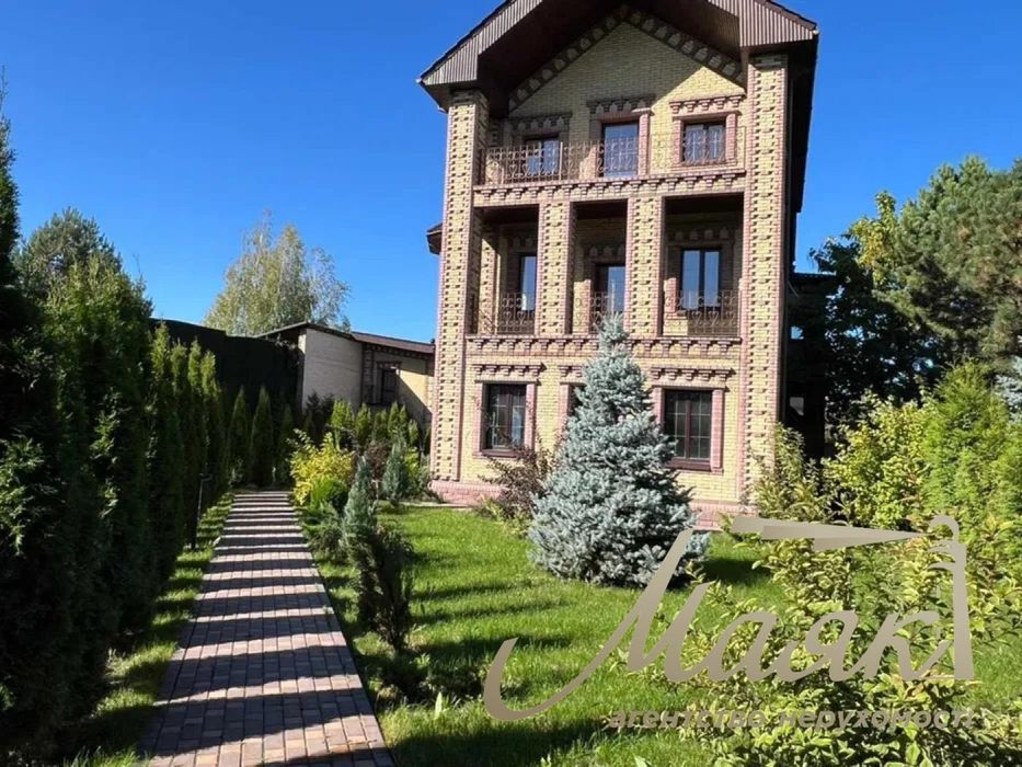 Аренда трёхэтажного дома в коттеджном городке можна под офис Козин.