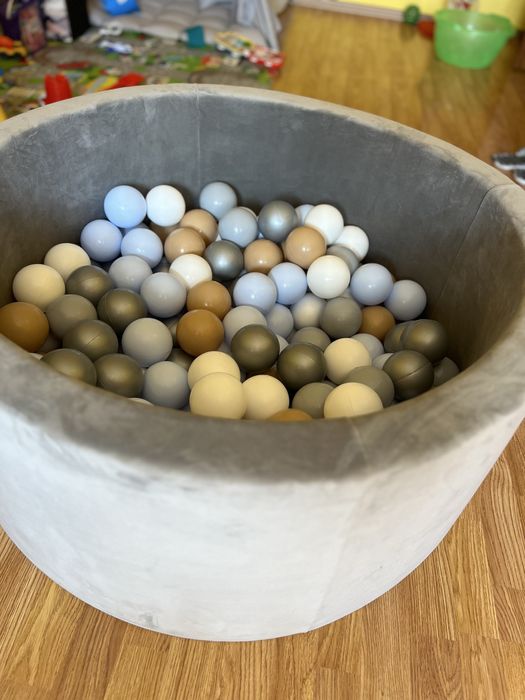 Продам басейн з кульками
