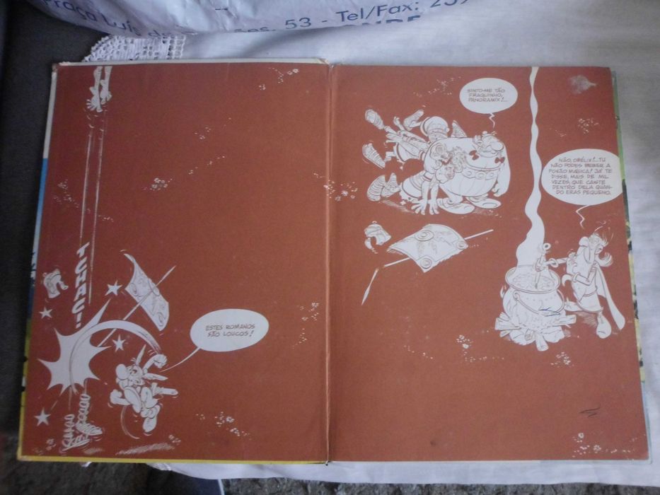 livro do astérix com o titulo o combate dos chefes com 48 páginas