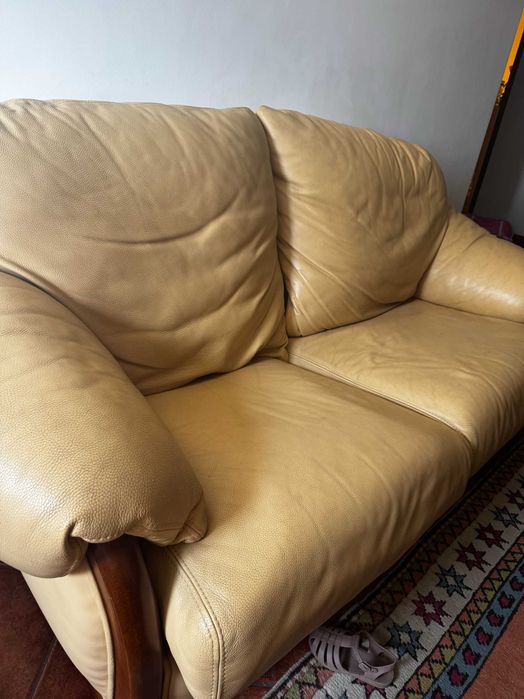 Conjunto de 3 sofás amarelos em pele