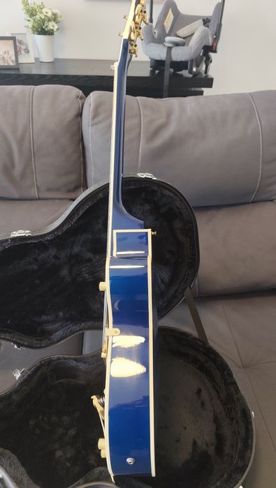 Vendo guitarra FAME com case incluso.