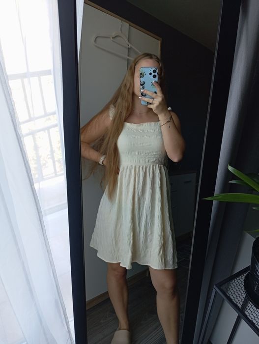 Zwiewna sukienka w kolorze pastelowego żółtego