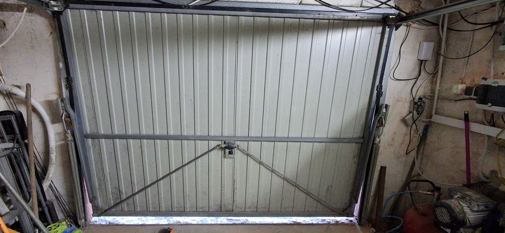Brama uchylna: 265 x 191 cm, światło bramy 253 x 185 cm