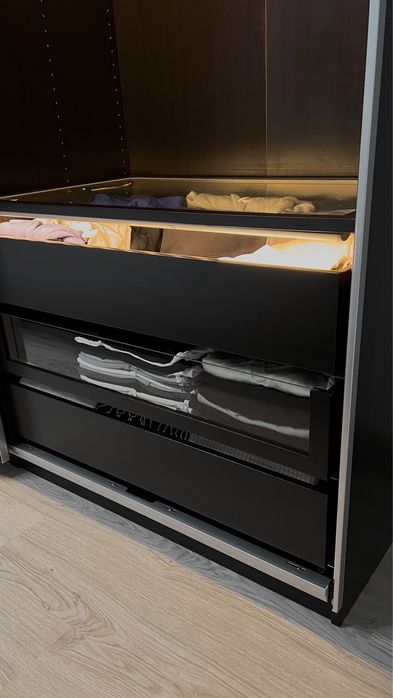 Roupeiro PAX IKEA em preto/castanho