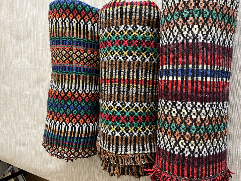 Movel c escadas p toalhas wc , carpetes varios mantas Alentejanas