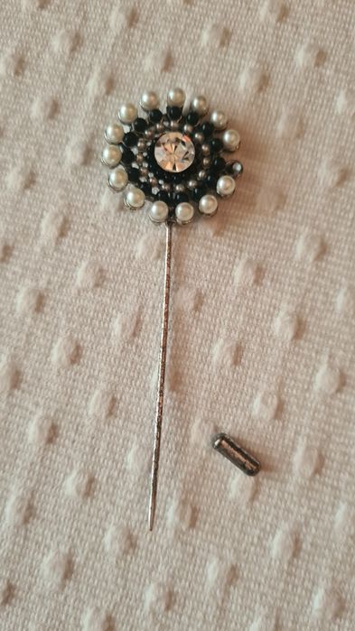 Alfinete / pregadeira em pérolas e prateado