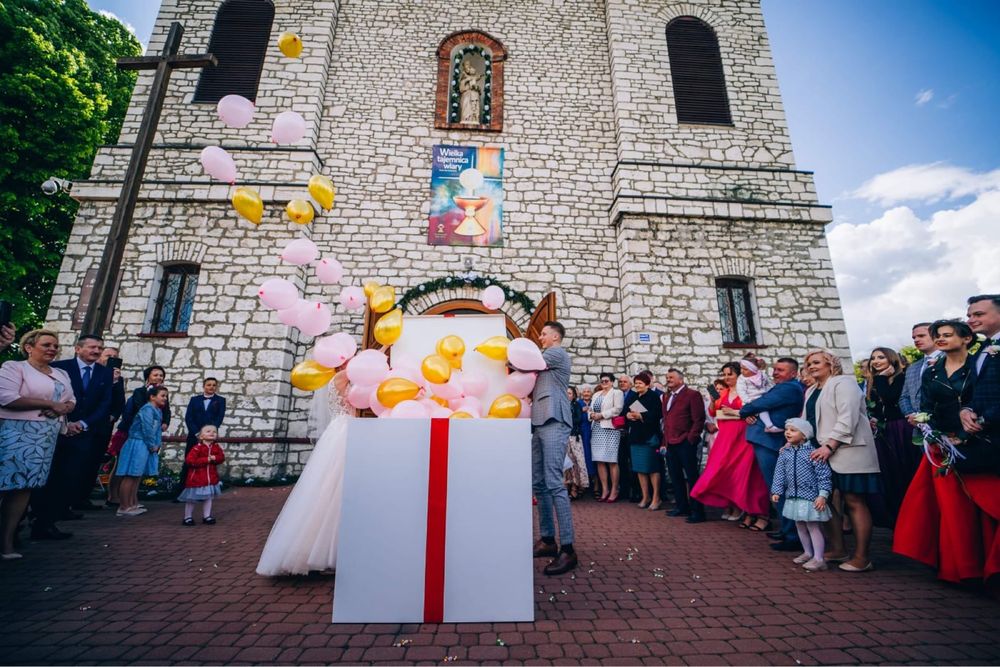 Pudło z balonami z helem