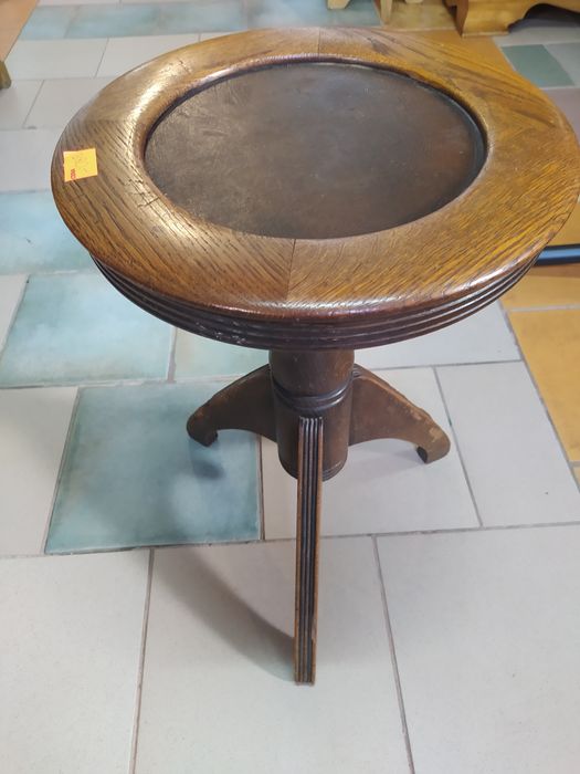 Stolek do pianina lub fortepianu. Zabytek