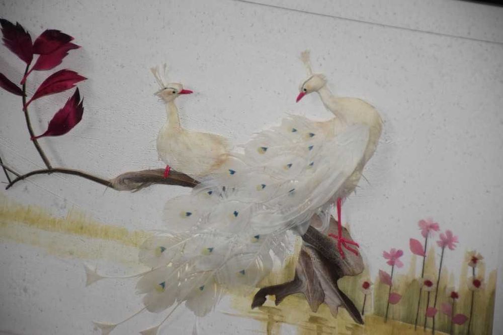 Quadro artesanal muito antigo, feito com penas verdadeiras de aves e algumas plantas secas – aves em alto relevo