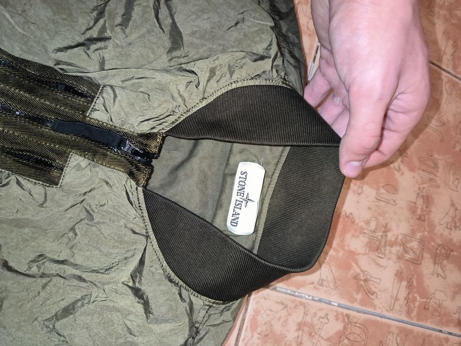 Куртка Stone island оригинал новое состояние нейлоновая очень круто смотриться на теле розмiр м дивіться заміри в описі