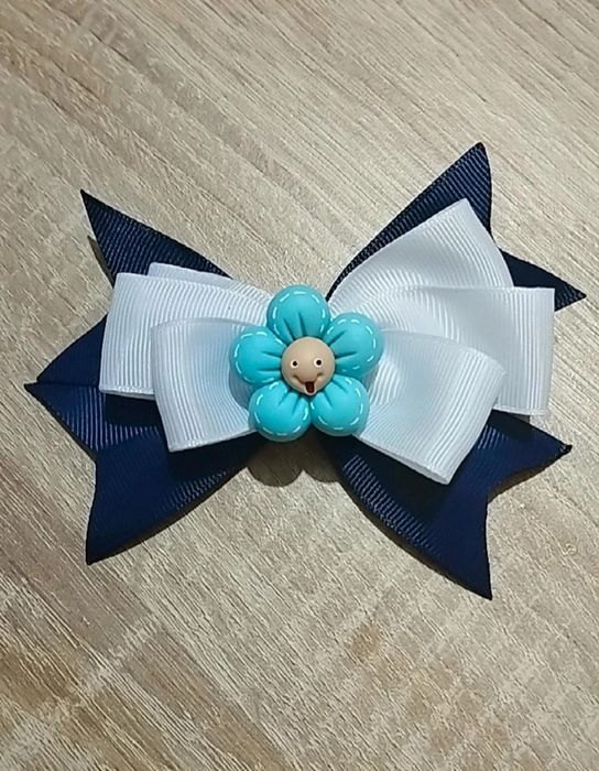 Laços para cabelos.