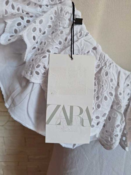 Zara, Sukienka biała, falbany hafty