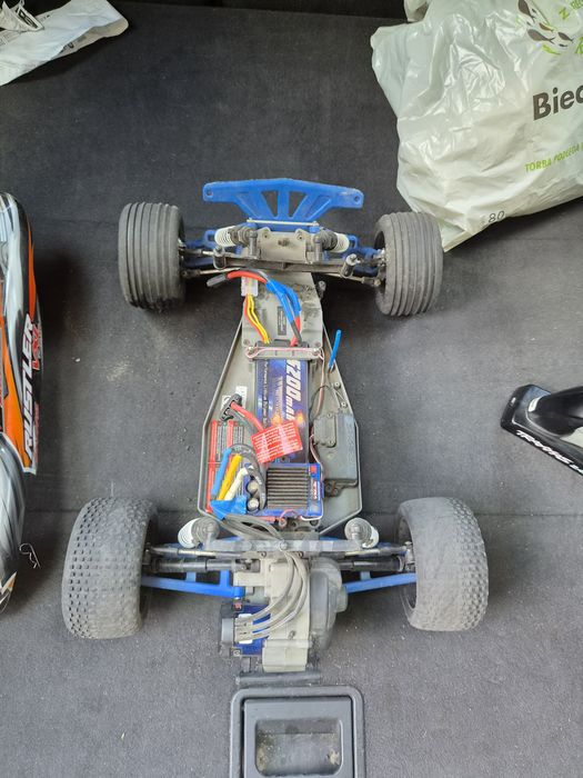 Sprzedam traxxas vxl rustler 100% sprawny, zadbany nowe czesci...